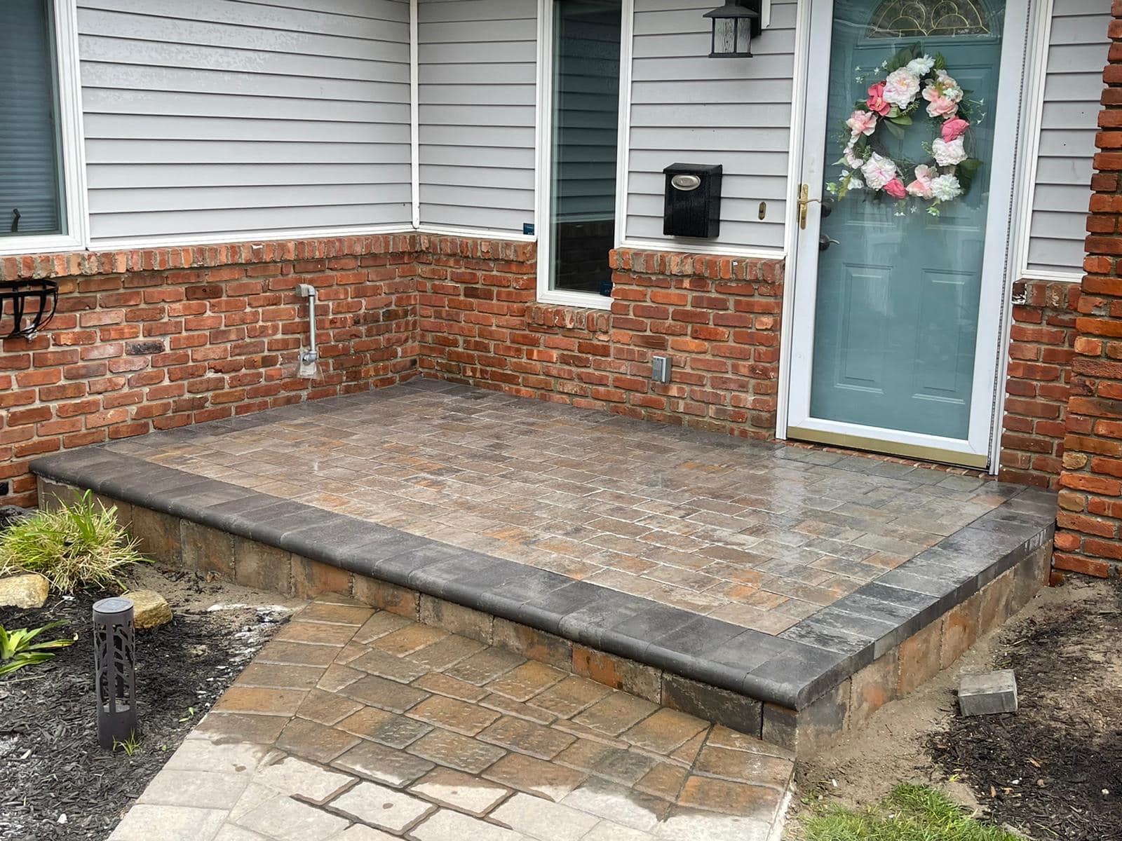 Stoop with cultured stone veneer riser wall — Commack, NY