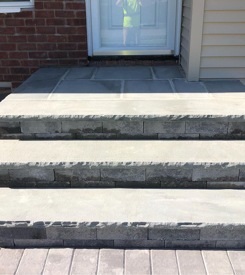 Concrete slab stoop with clean stepped landing — Commack, NY